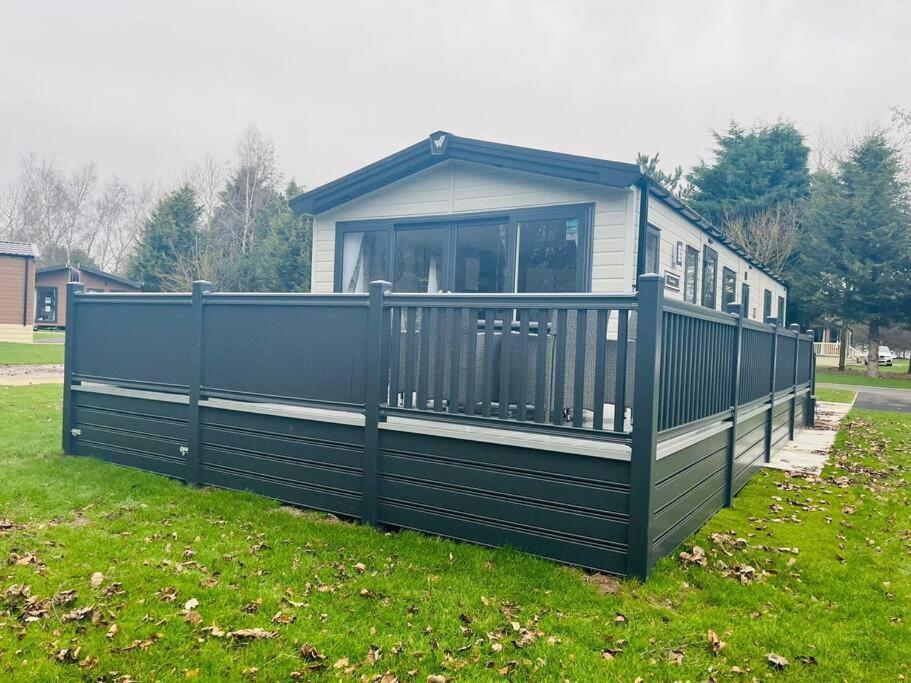 Country Cabin With Hot Tub York Kültér fotó